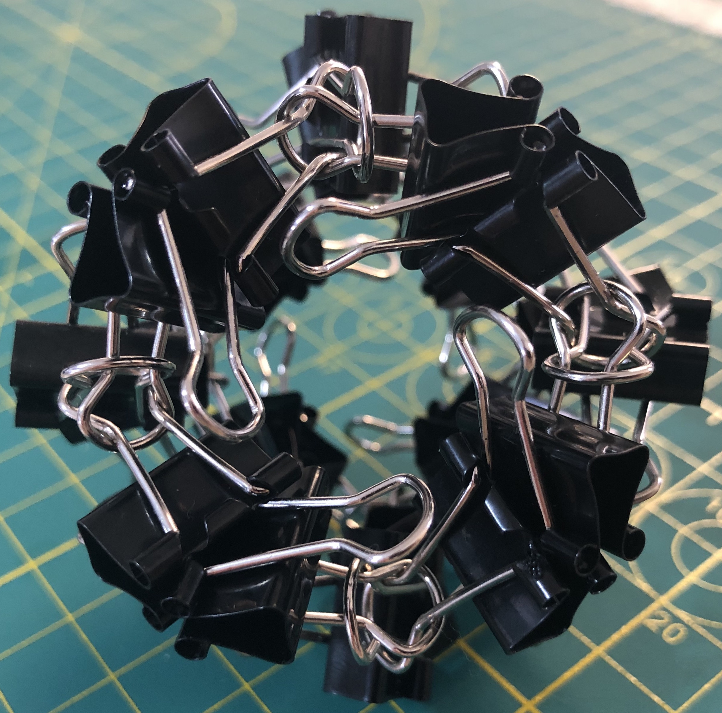 24 clips forming 6 Ψ-vertices forming octahedron